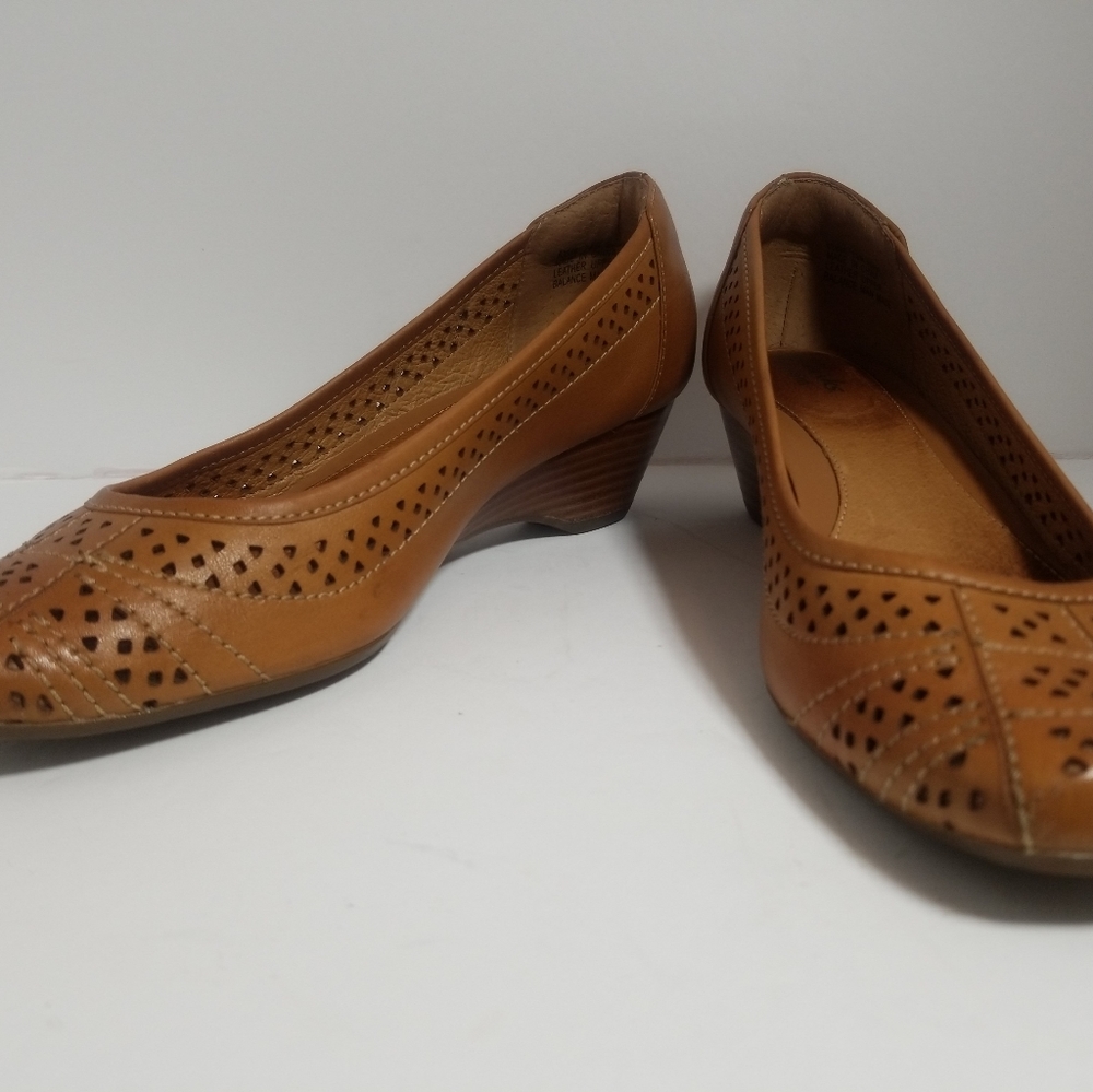 Clarks Tan Wedges